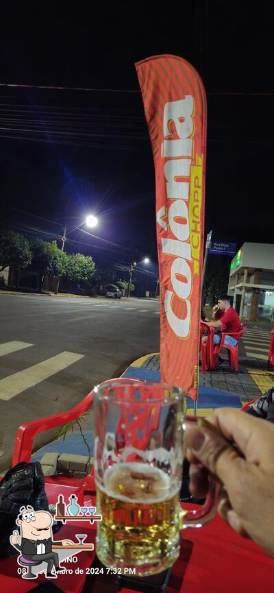 Sente em uma das mesas no Boteco do Montanha