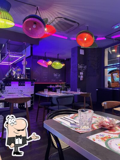 Installez-vous à l'une des tables de THAI HEY