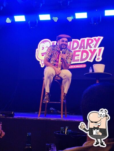 Sente em uma das mesas no Lendary Comedy