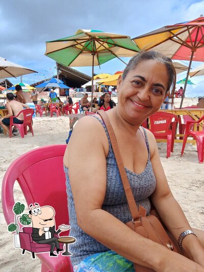 Sente em uma das mesas no Barraca Edielson