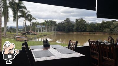 Sente em uma das mesas no Restaurante Estrela da Serra