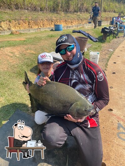 Sente em uma das mesas no Pesqueiro Boitupesca