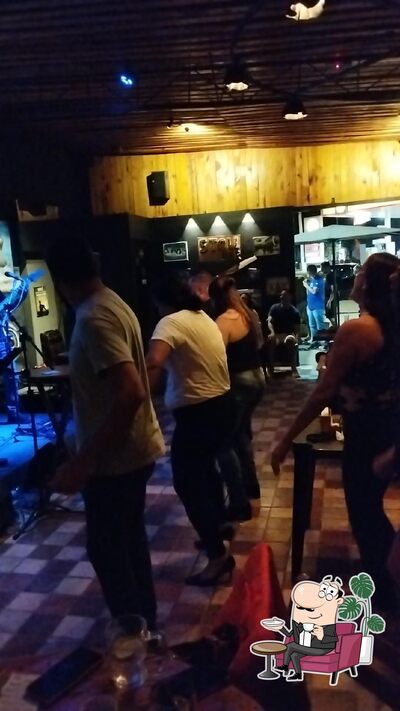 Sente em uma das mesas no Stoll Rock Bar
