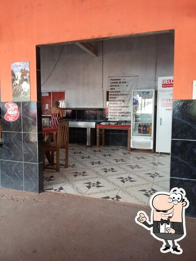Sente em uma das mesas no Restaurante Trindade