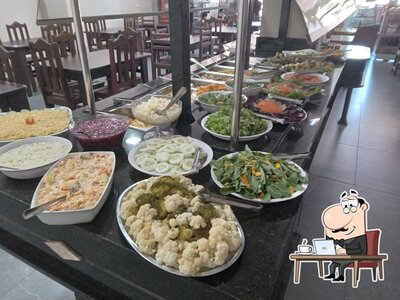 Sente em uma das mesas no Restaurante e Padaria do Cesar