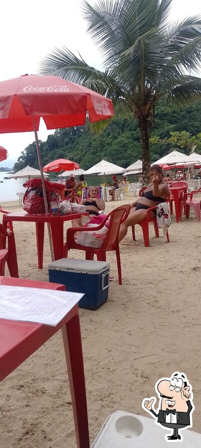 Sente em uma das mesas no Marcelo's bar e restaurante