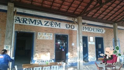Sente em uma das mesas no Armazém do Limoeiro