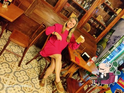 Sente em uma das mesas no Parada Benjamin