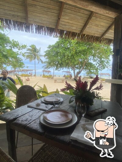 Sente em uma das mesas no Almar Trancoso