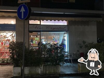 Siediti a un tavolo di New Crystal Caffé