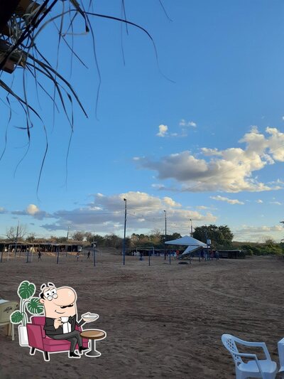Sente em uma das mesas no Arena Angical