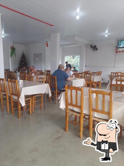 Sente em uma das mesas no Restaurante do Salvi