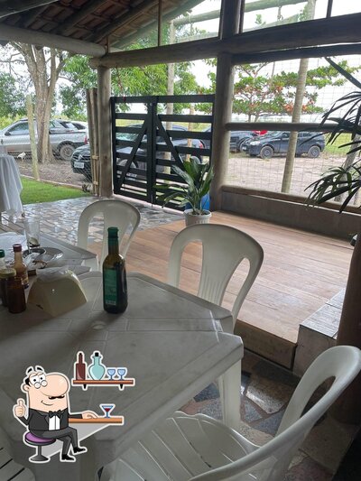 Sente em uma das mesas no BUTECO DO JORGE
