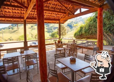 Sente em uma das mesas no Bar do Batata