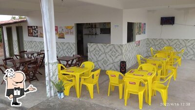 Sente em uma das mesas no Biroska Bar