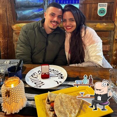 Sente em uma das mesas no Zen Restaurante Bar e Creperia Ibitipoca