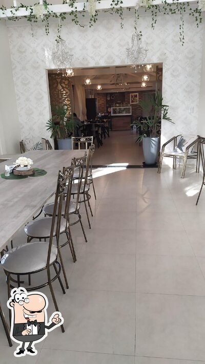 Sente em uma das mesas no Salvattore Café e Eventos