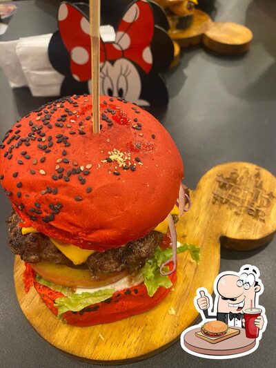 Deguste um dos hambúrgueres servidos no World Magic Burger