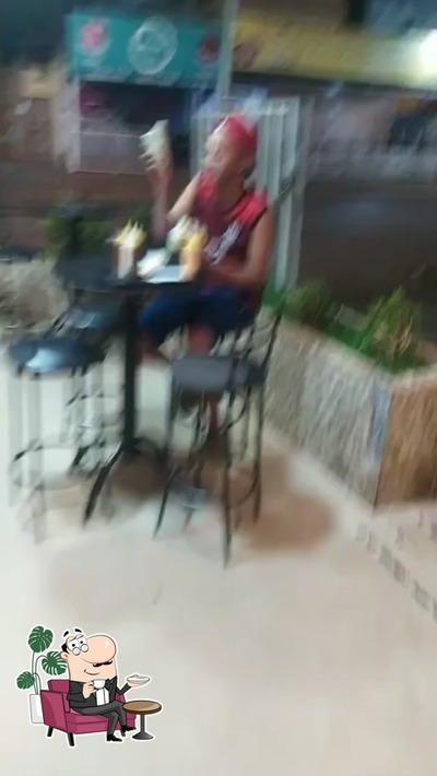 Sente em uma das mesas no Bomba Fast Food
