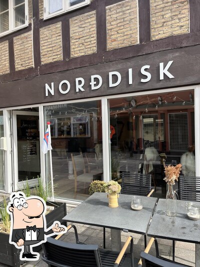 Installez-vous à l'une des tables de Norðdisk
