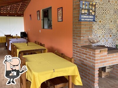 Sente em uma das mesas no Petiscaria e Restaurante Barra do Bié