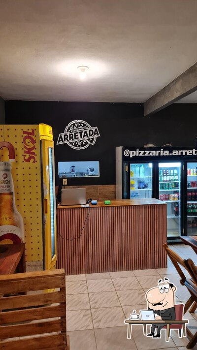 Sente em uma das mesas no Pizzaria Arretada