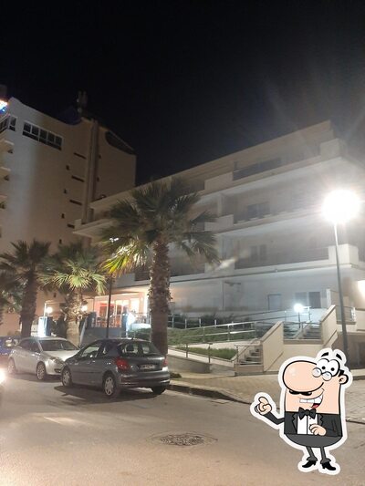 Goditi la vista dall'area esterna di Margot - Restaurant & Lounge Bar