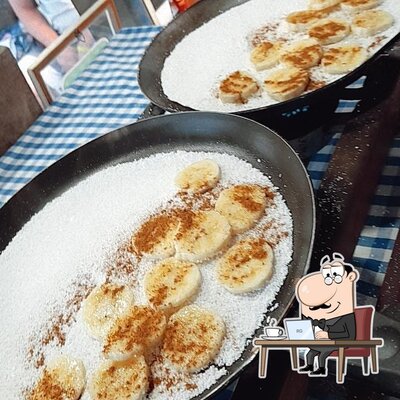 Sente em uma das mesas no Tapioca do Luciano