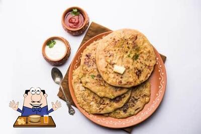 Food at Parathe Wali Galli