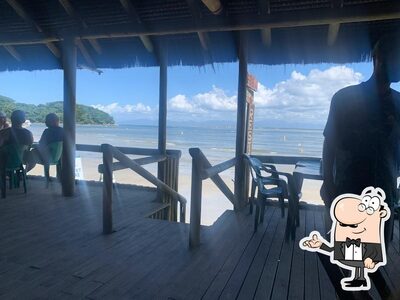 Sente em uma das mesas no Marimar Café Bistrô Bar