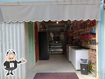 Sente em uma das mesas no Padaria e Lanchonete Mazôco