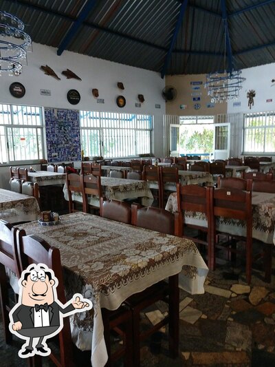 Sente em uma das mesas no Restaurante Rei da Traira