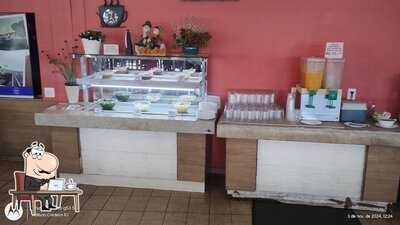 Sente em uma das mesas no Restaurante Alvorada