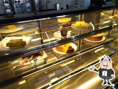 Sente em uma das mesas no Restaurante Carne Assada