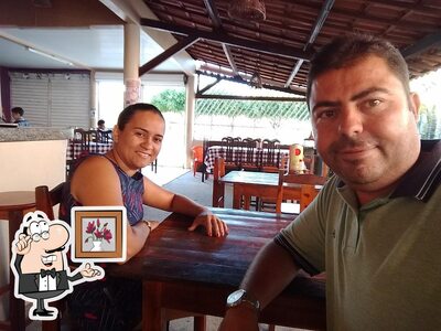 Sente em uma das mesas no HB Lanches