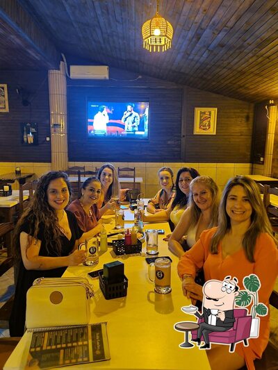 Sente em uma das mesas no Arubar