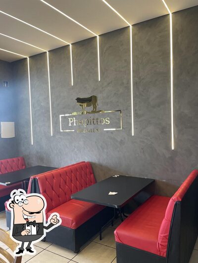Veja imagens do interior do Phapittos Restaurante