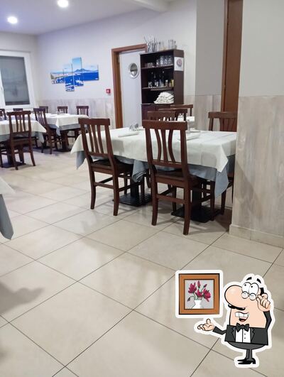 Siediti a un tavolo di Pizzeria Ristorante Charlie