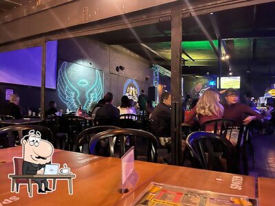 Sente em uma das mesas no Trend's Bar