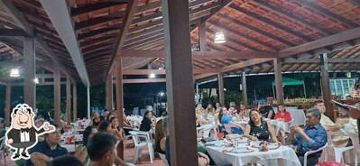 Sente em uma das mesas no Restaurante Do Lago