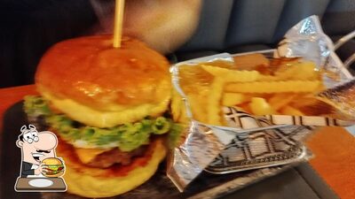 Peça um dos hambúrgueres oferecidos no Santo Burguer