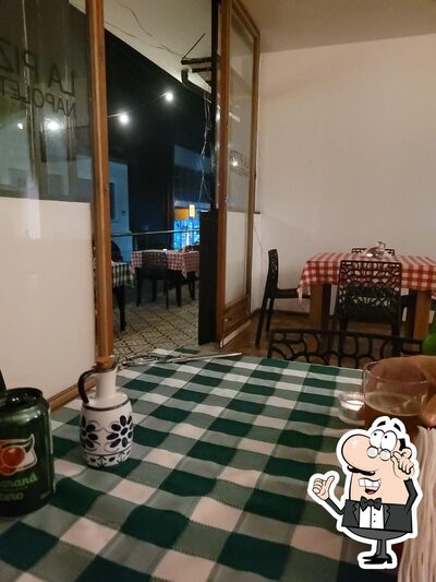 Sente em uma das mesas no La Pizza Napoletana