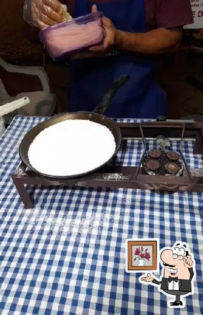 Sente em uma das mesas no Tapioca do Luciano