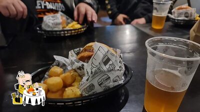 Platos en Henrique's bbq