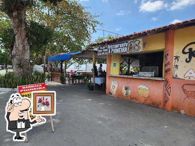 Sente em uma das mesas no Barraca A Pioneira