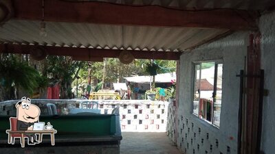 Sente em uma das mesas no MINI RESTAURANTE SITIO DAS TORTAS