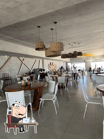 O interior do Nammos Beach Bar e Restaurante