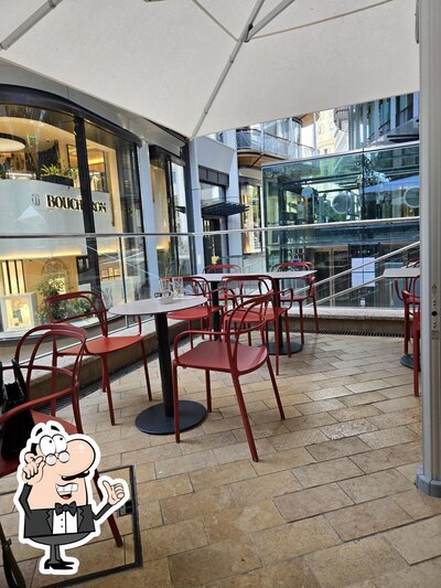Installez-vous à l'une des tables de Mada One