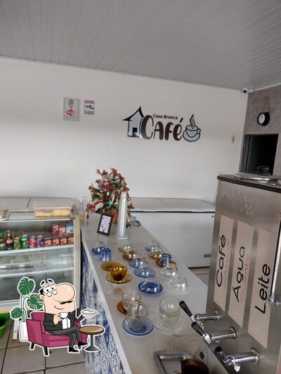 Veja imagens do interior do Casa Branca Café