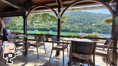 Installez-vous à l'une des tables de Cocktail Bar THOR